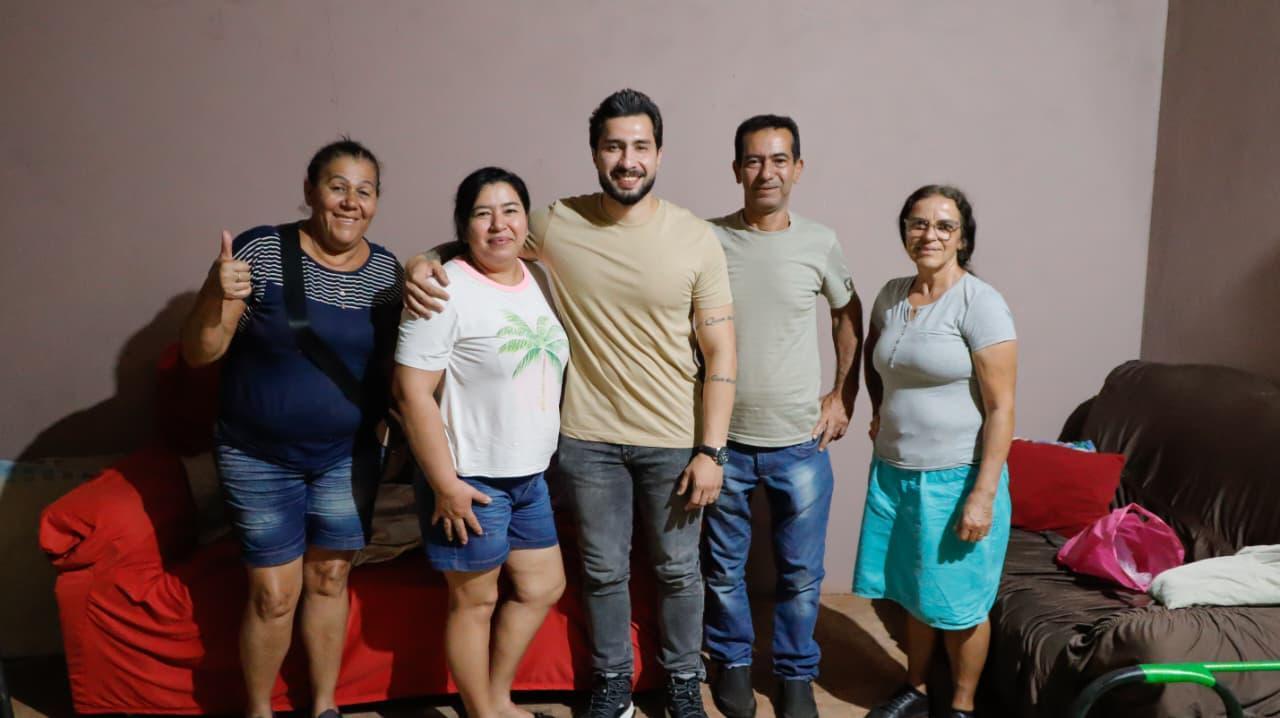 Fábio Rocha ouve moradores e coloca mandato à disposição.