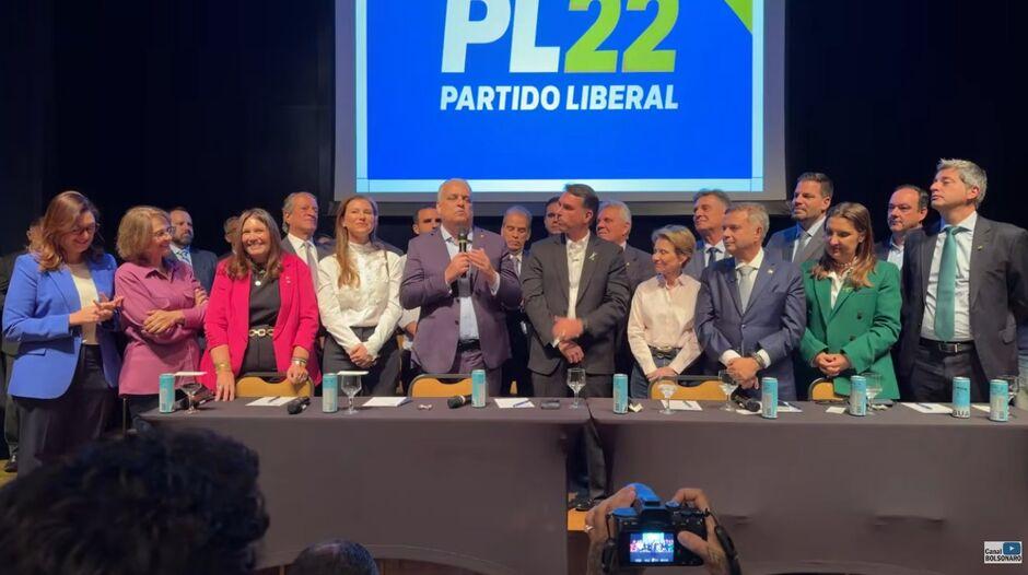 Flávio Bolsonaro escolhe Alfredo Gaspar para compor chapa “puro‑sangue” como vice.