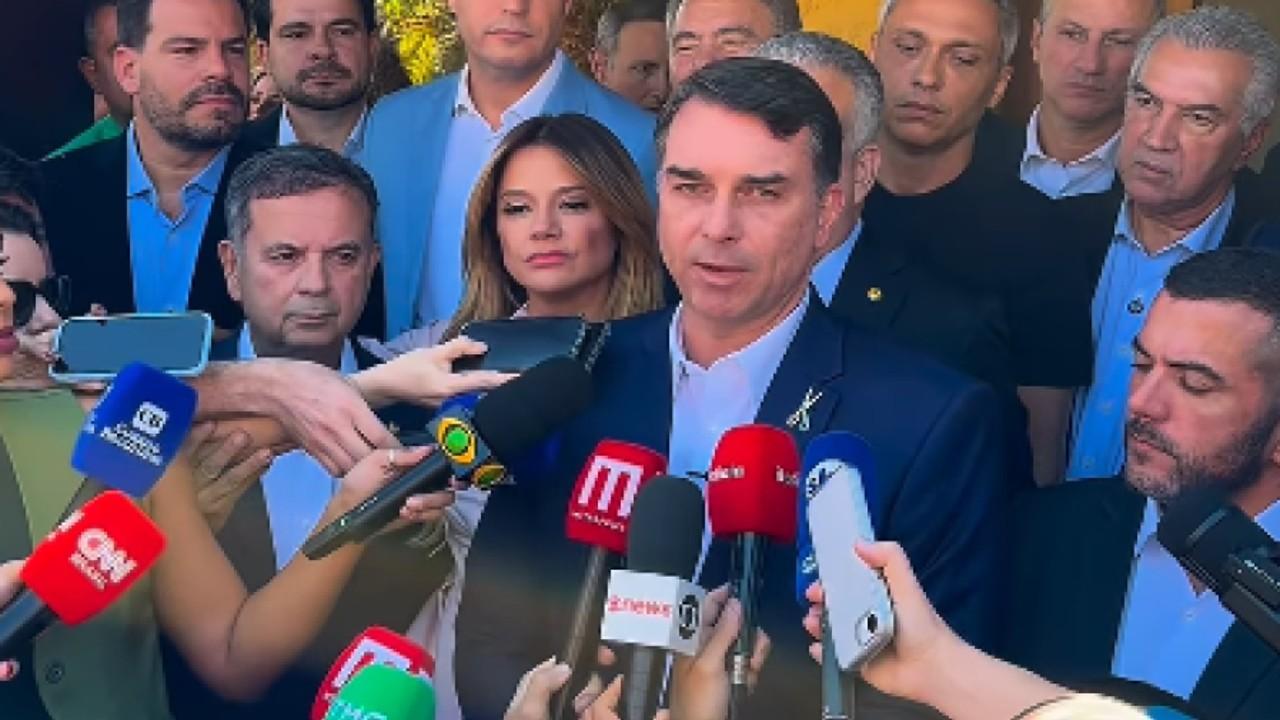 Flávio Bolsonaro participa de reunião do PL ao lado de Azambuja e Contar na capital federal.