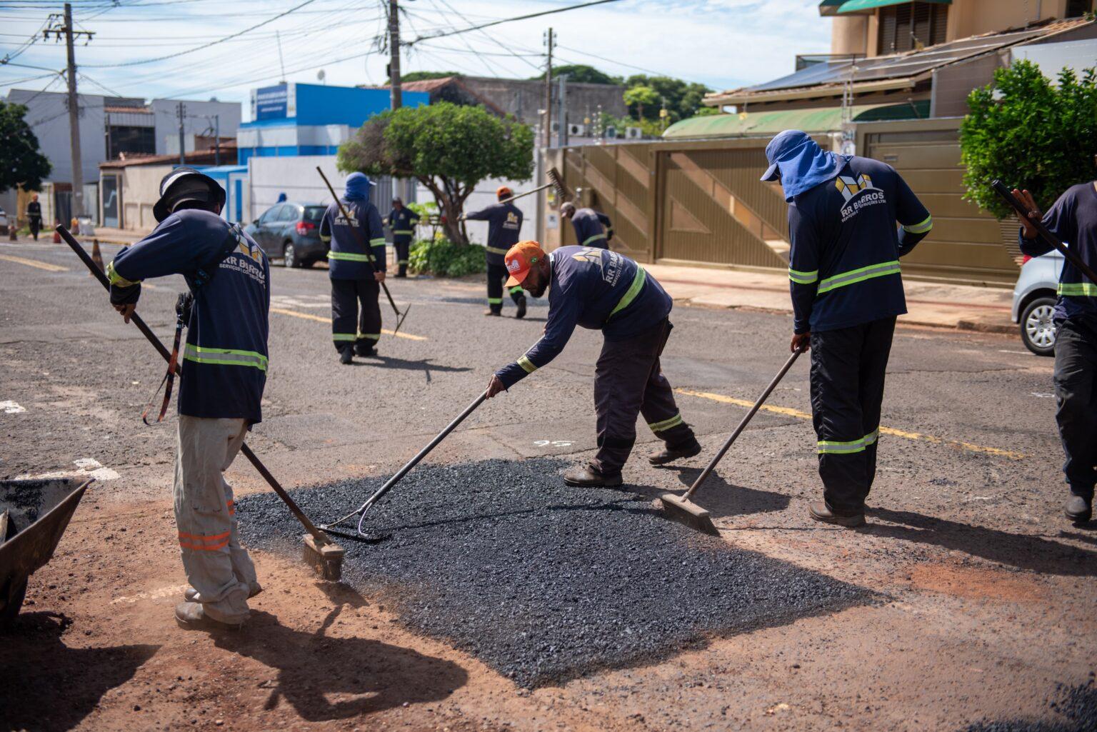 Mutirão de tapa-buracos atende região da Vila Progresso neste sábado.