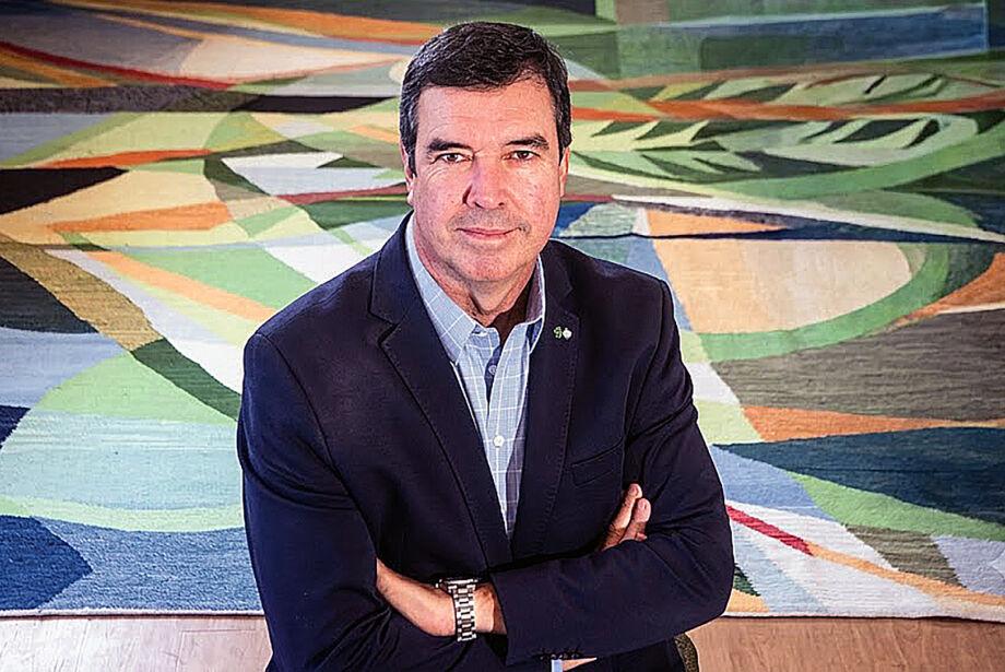 O Governador Eduardo Riedel critica rumos do PT e propõe reforma política para fortalecer direita no Brasil.