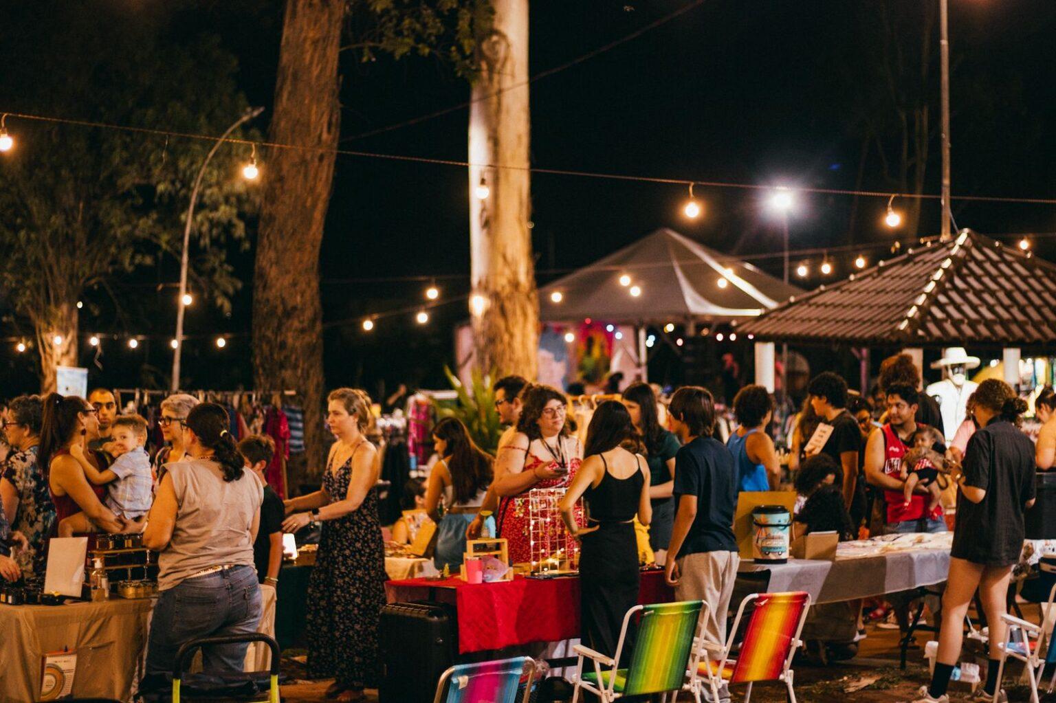 Praças da capital abrigam feiras, shows e adoção de pets.