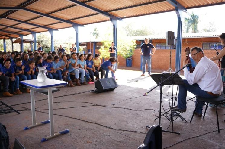 Projeto leva música brasileira às escolas de Campo Grande.