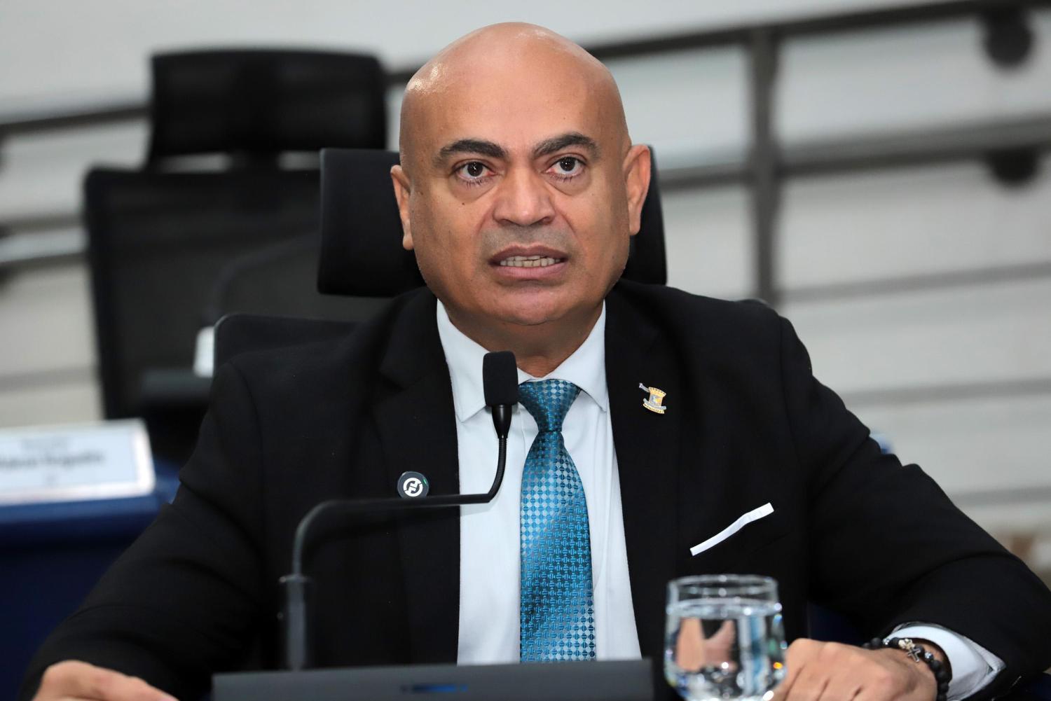 Ronilço Guerreiro assina projeto que endurece punição para furto e comércio irregular de fios.