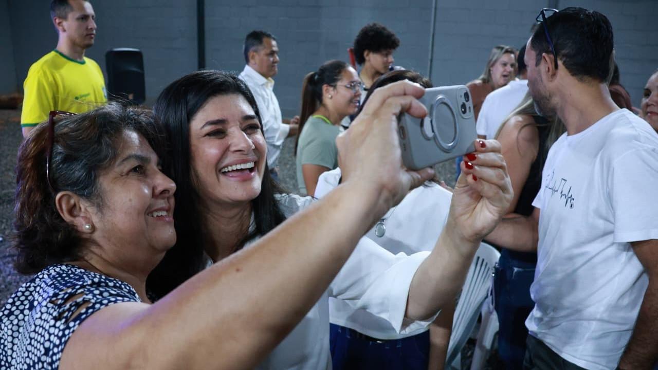 “Rose reforça que a educação muda destinos e exige mais investimentos no setor”.