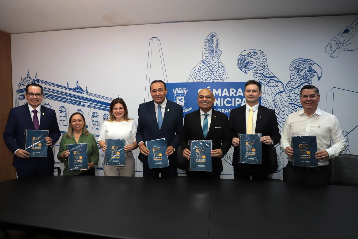 Secretária de Assistência Social entrega relatório de prestação de contas aos vereadores.