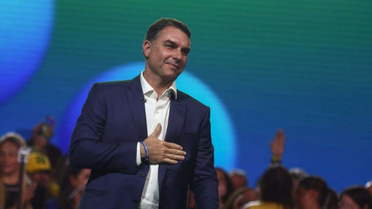 TSE manda restabelecer a filiação de Flávio Bolsonaro ao PL.