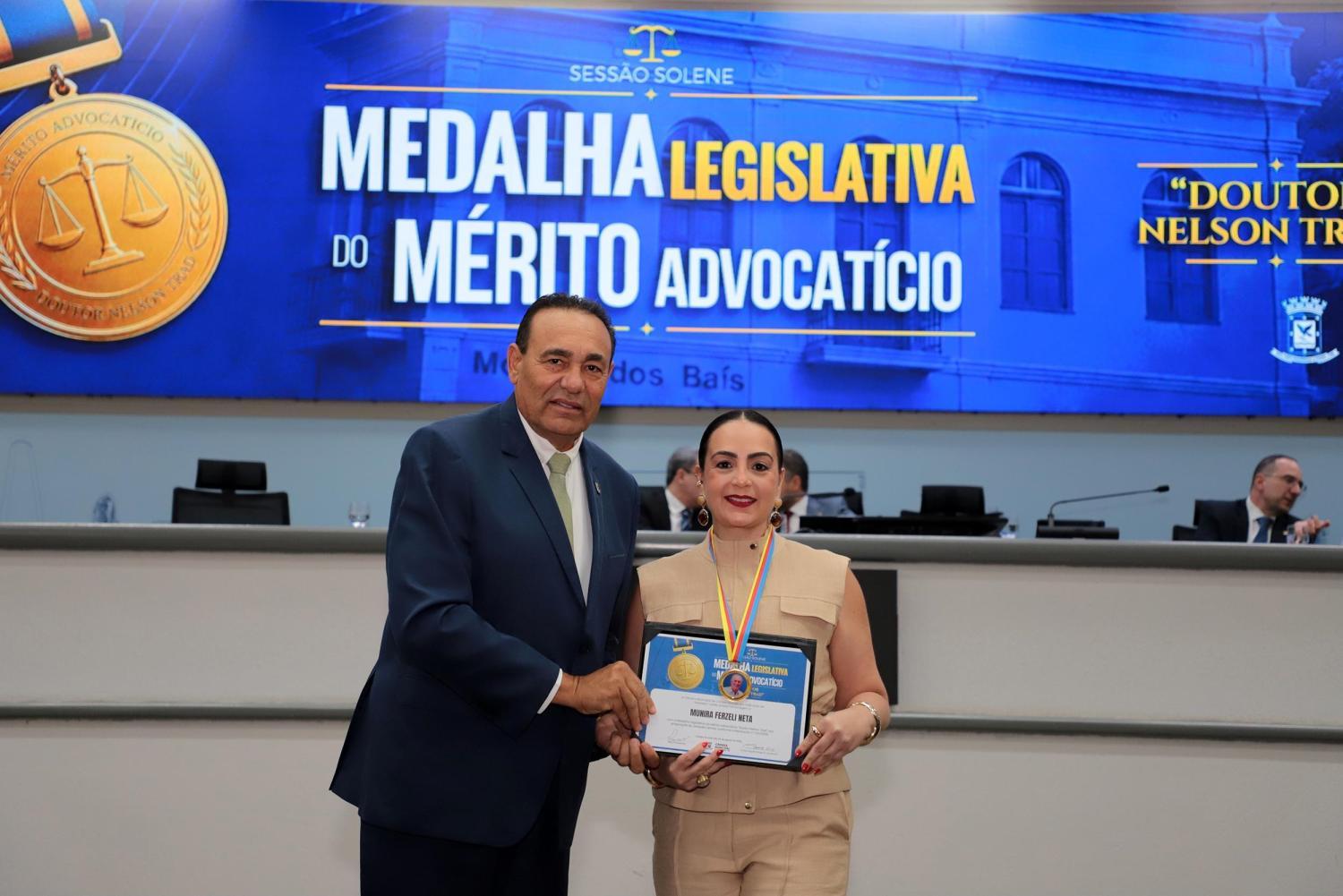 Vereador Carlão entrega Medalha Nelson Trad aos advogados Lauro Cesar Mendes Pereira e Munira Ferzeli Neta.