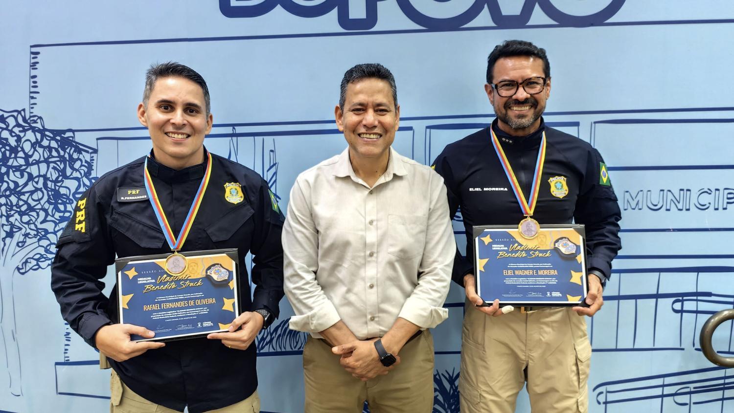 Vereador Clodoilson Pires homenageia policiais rodoviários federais por atuação na segurança pública.