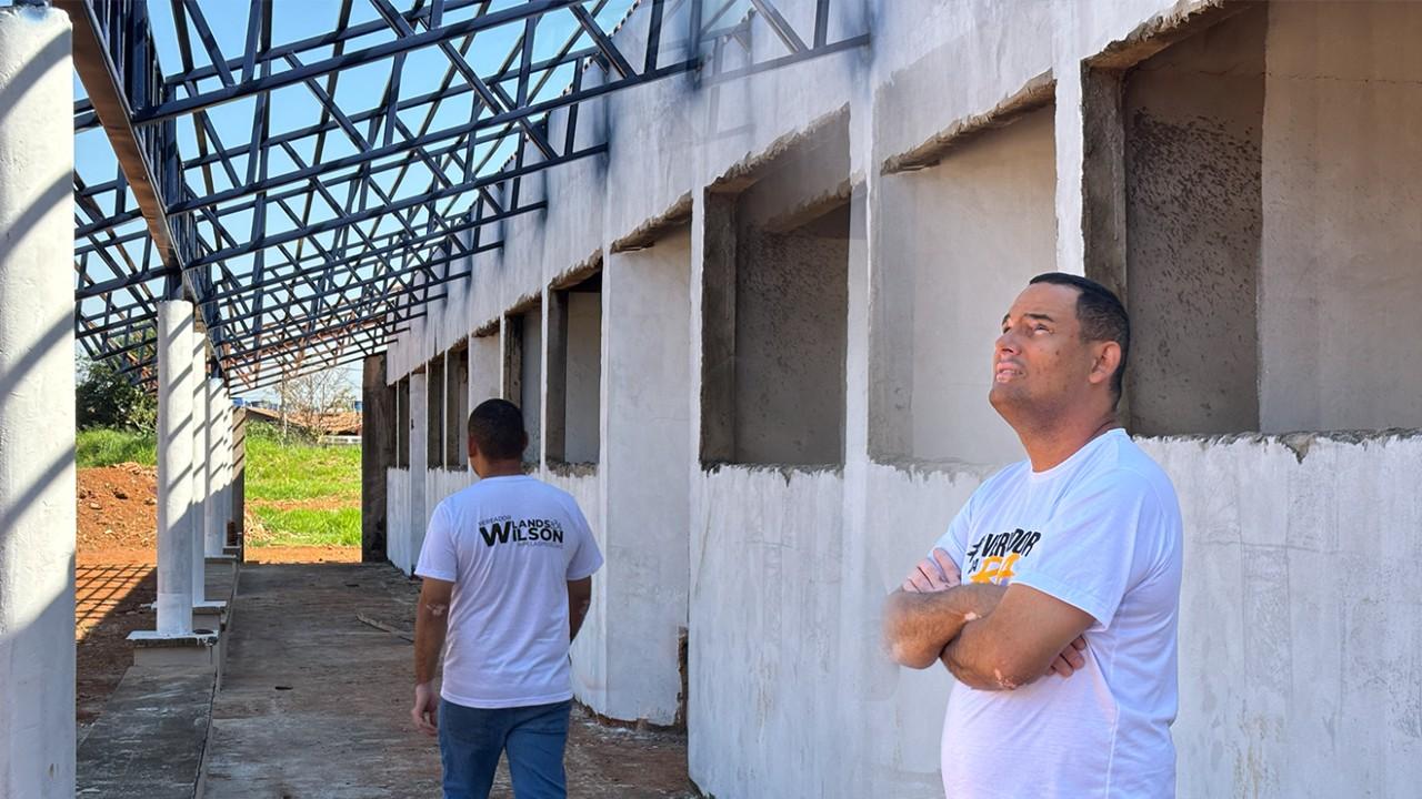 Vereador Wilson Lands celebra retomada das obras da Escola da Vila Nathália após cobrança pela comunidade.