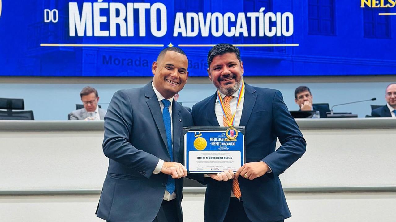 Vereador Wilson Lands entrega Medalha Legislativa do Mérito Advocatício Doutor Nelson Trad ao advogado Carlos Alberto Correa Dantas.