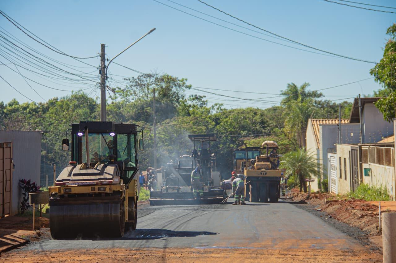 ViraCG Infraestrutura: Moradores comemoram chegada de asfalto no Jd. Oliveira.