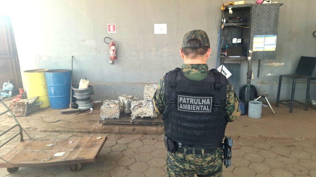 Operação Ferro-Velho identifica irregularidade e aplica multa de R$ 20 mil.