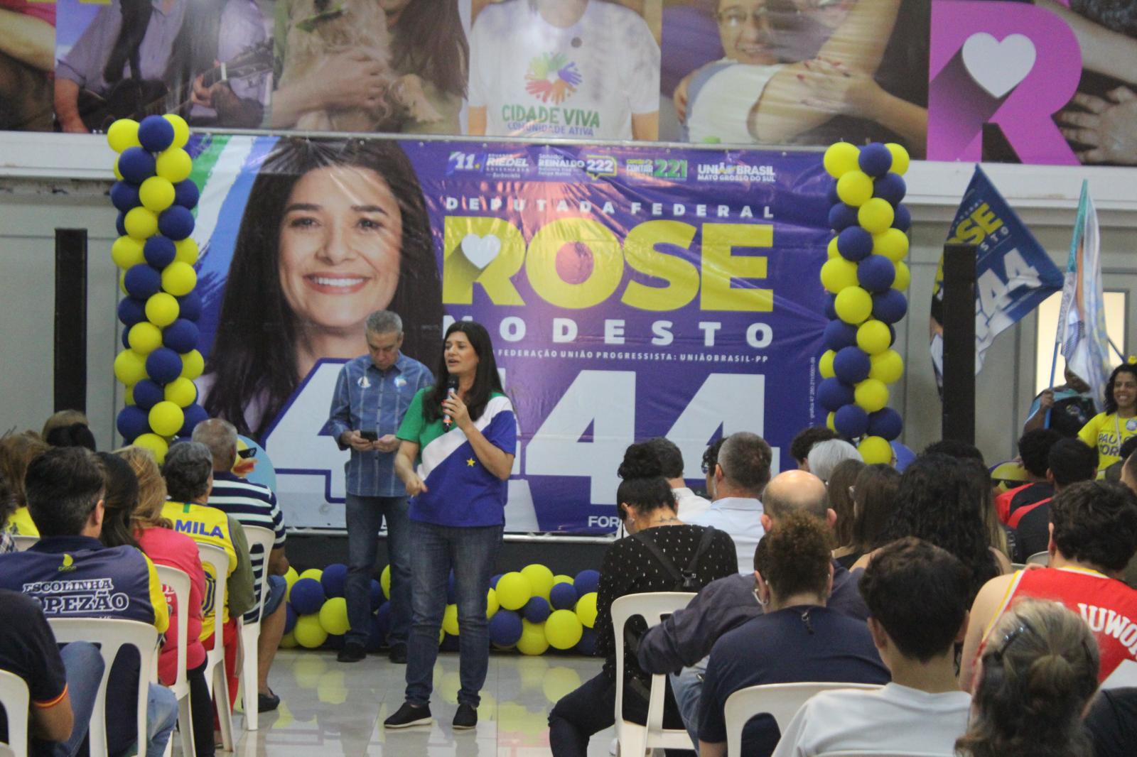 “Paulo Corrêa declara apoio a Rose Modesto e reforça propostas para reeleição em reunião no comitê.” “Paulo Corrêa declara apoio a Rose Modesto e reforça propostas para reeleição em reunião no comitê.”