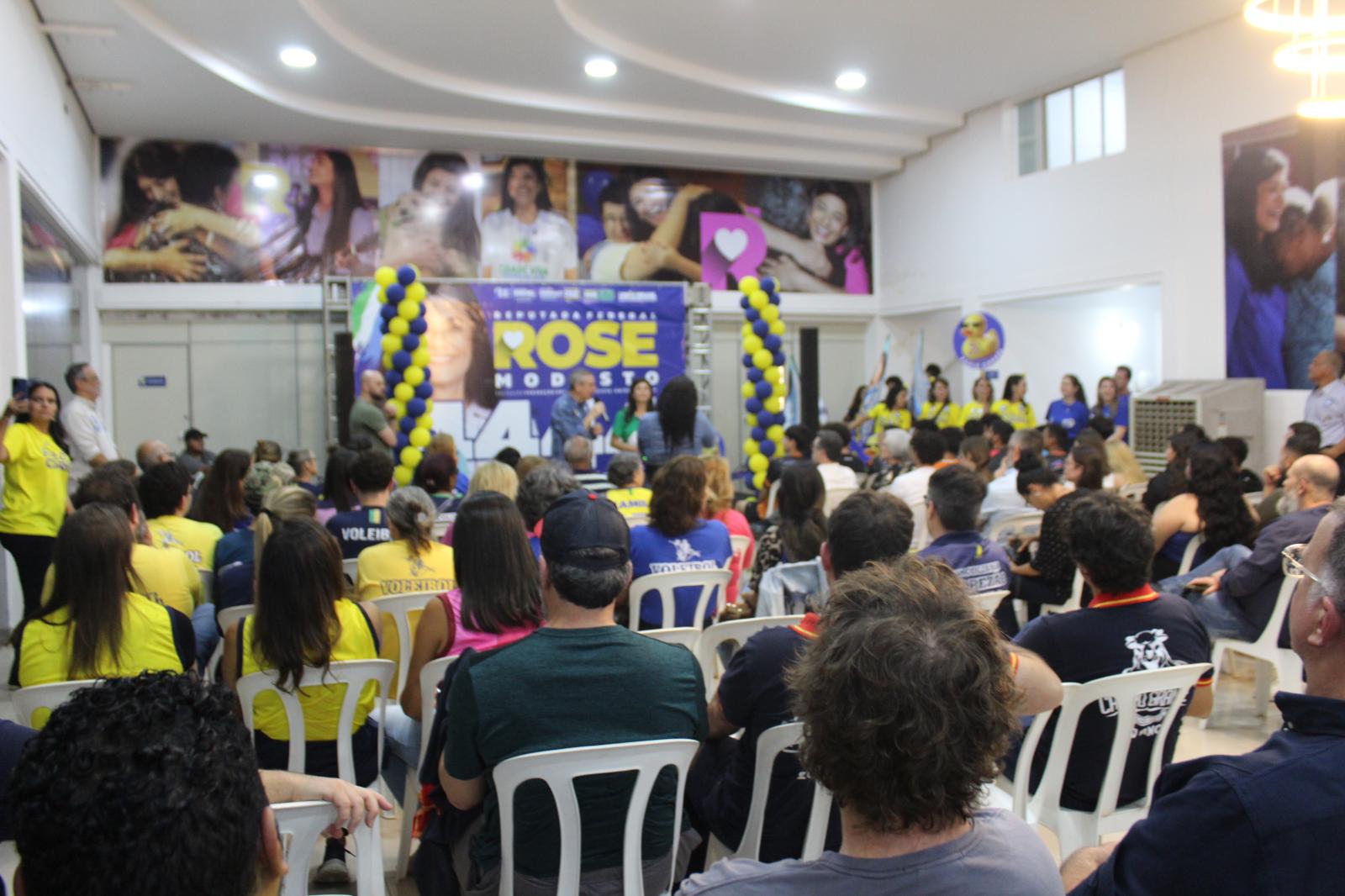 “Paulo Corrêa declara apoio a Rose Modesto e reforça propostas para reeleição em reunião no comitê.” “Paulo Corrêa declara apoio a Rose Modesto e reforça propostas para reeleição em reunião no comitê.”