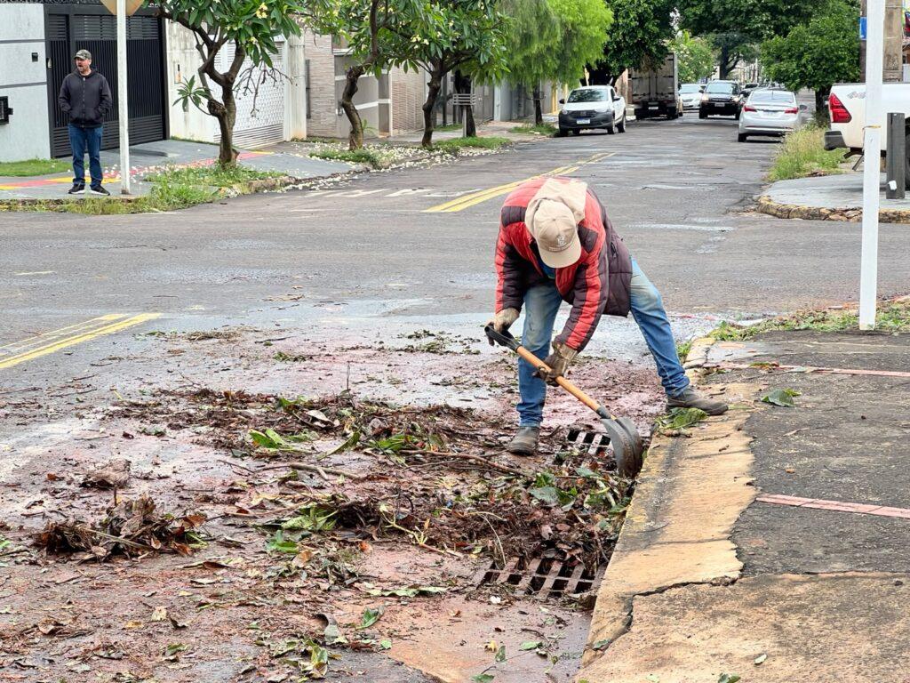 Prefeitura mantém força-tarefa para atender ocorrências após temporal. Prefeitura mantém força-tarefa para atender ocorrências após temporal.