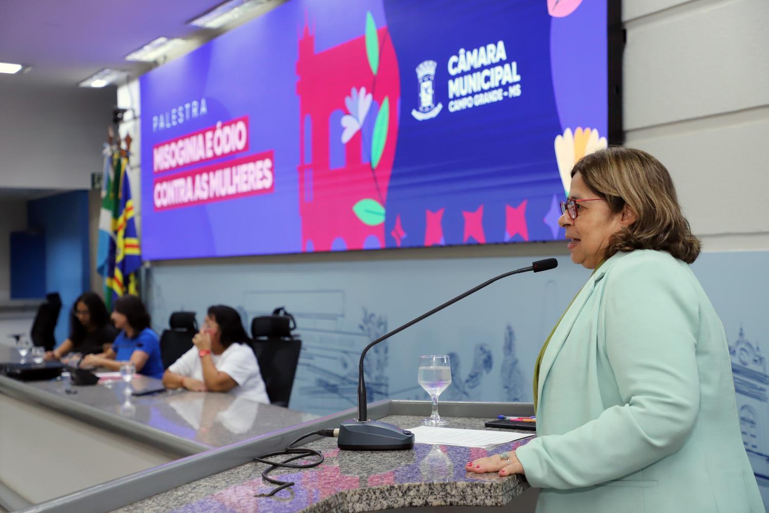 Câmara encerra Agosto Lilás com palestra sobre misoginia e combate à violência contra mulheres.