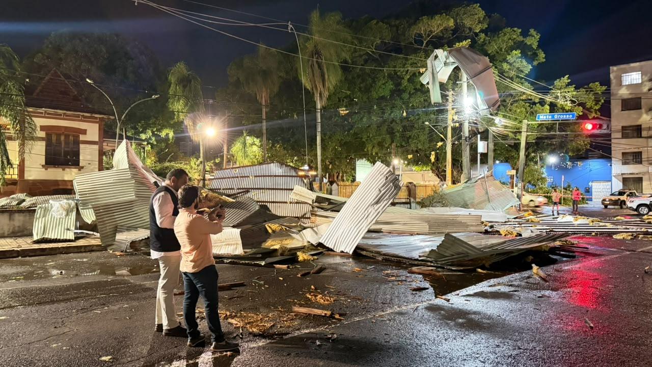 Capital decreta situação de emergência após ventos de 100 km/h.