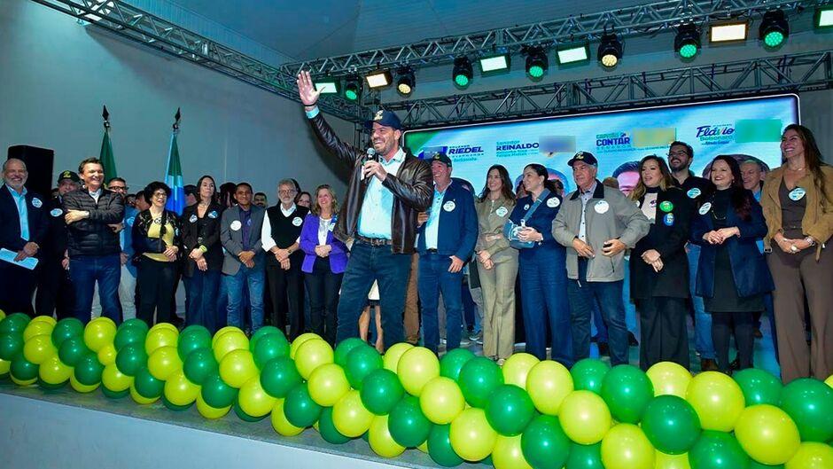 Capitão Contar reforça apoio a valores cristãos com assinatura de carta-compromisso.