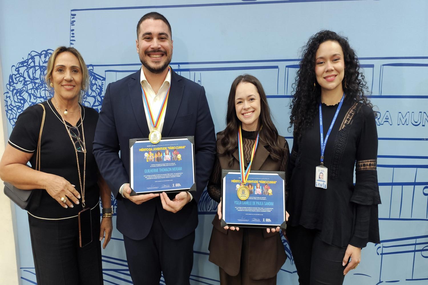 Clodoilson Pires entrega Medalha Fábio Cunha a lideranças jovens de Campo Grande.