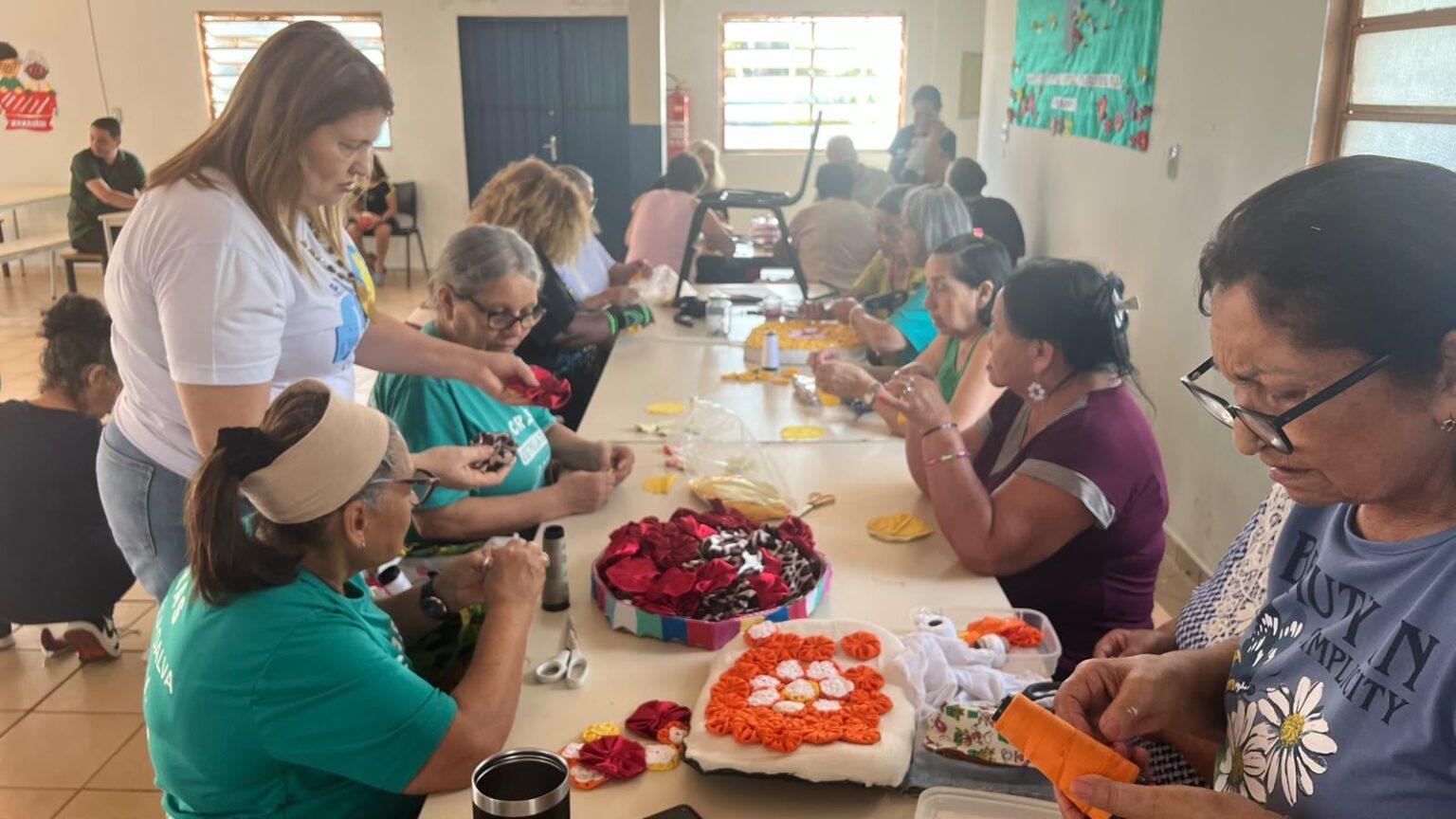 Cras Estrela Dalva transforma cadeiras em atividade de convivência.