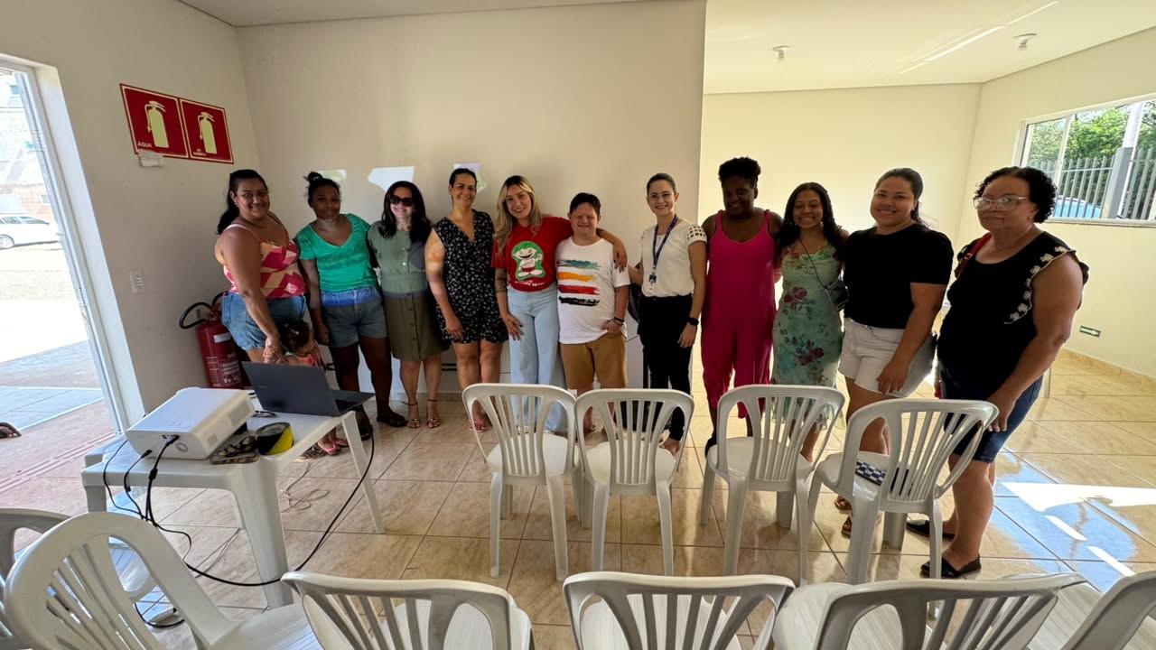 Emha leva acolhimento e orientação sobre autismo a famílias.