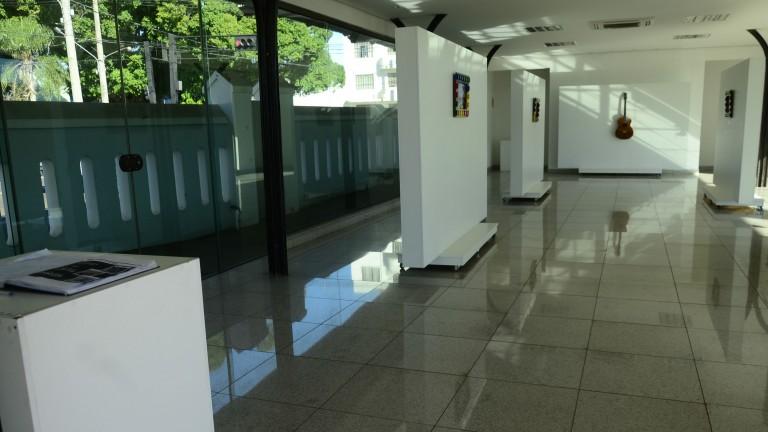 Exposição na Galeria de Vidro revela marcas e memórias da cidade.