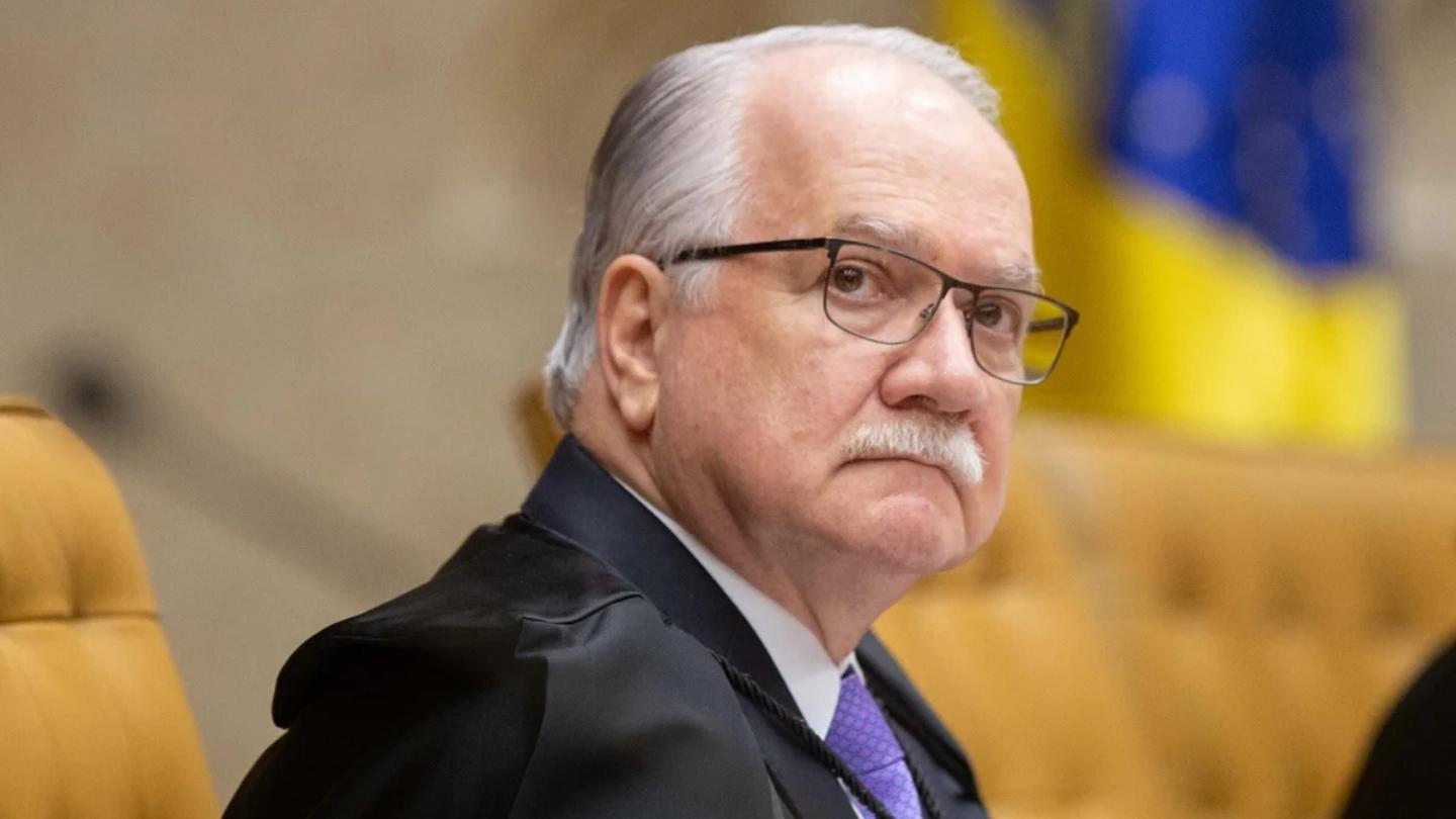 Fachin rejeita solicitação de Moraes para julgamento conjunto com Mendonça.