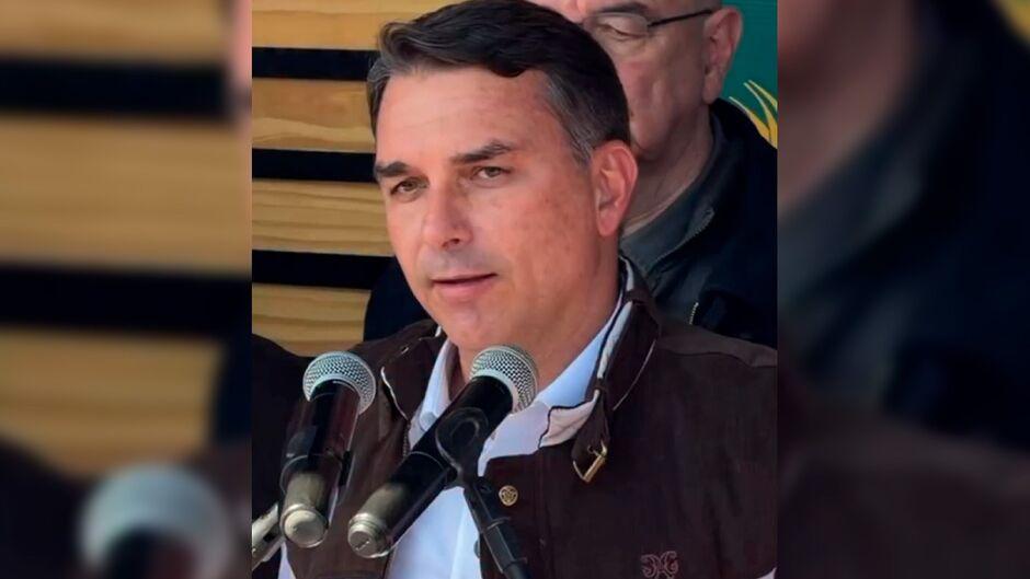 Flávio Bolsonaro aponta supostos crimes de Moraes e defende Mendonça.