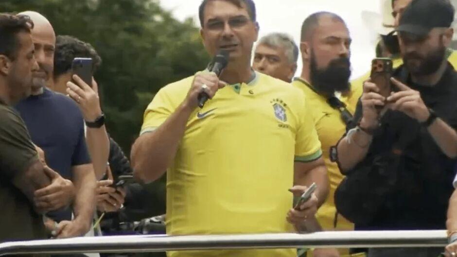 Flávio Bolsonaro chama apoiadores para manifestação de 7 de Setembro na Paulista.