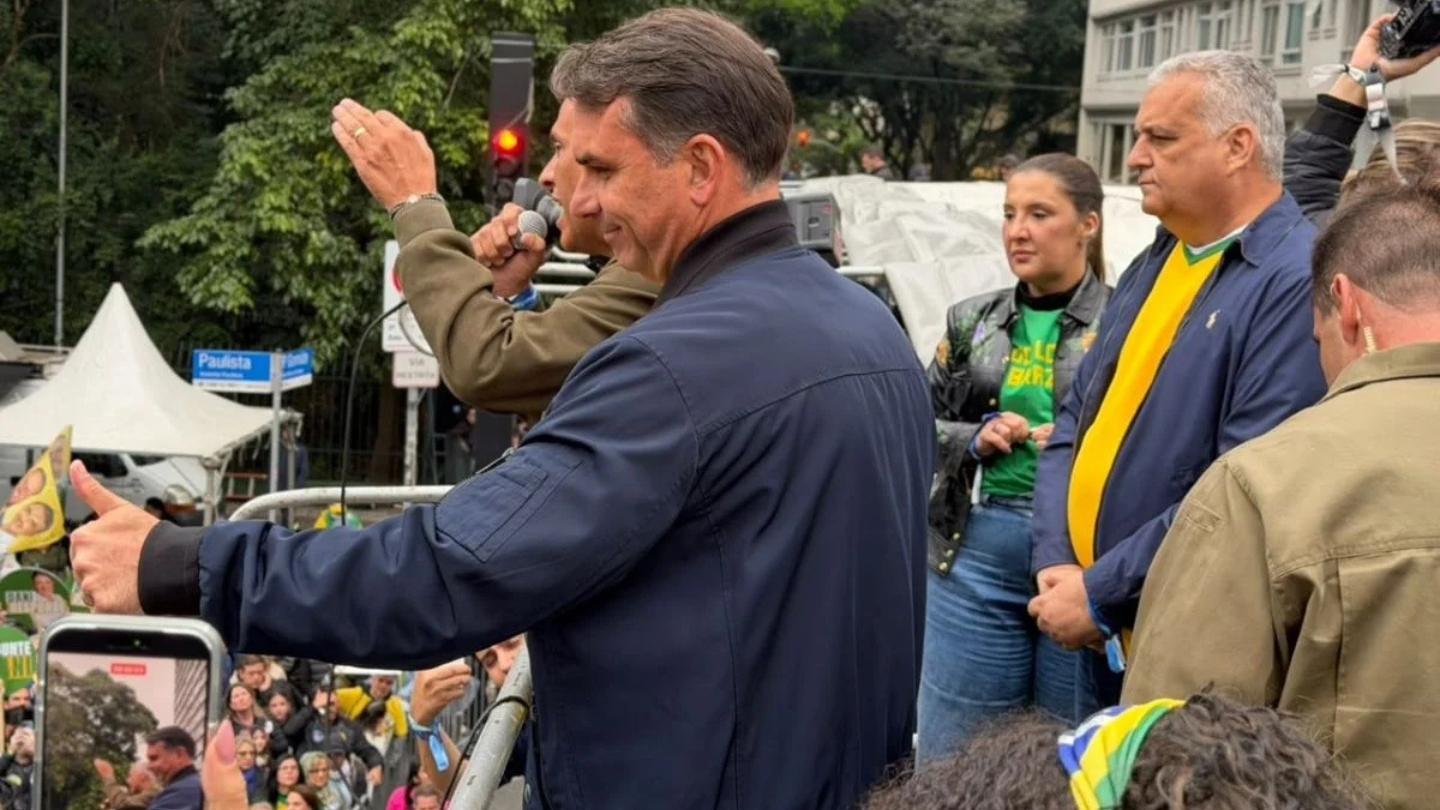 Flávio Bolsonaro reage: ‘Não se pode manchar todo o STF por um ministro.