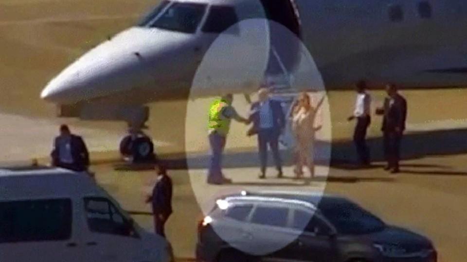O Ministro do STF Alexandre Moraes é flagrado ao lado da esposa saindo do jatinho relacionado do empresário banqueiro Vorcaro.