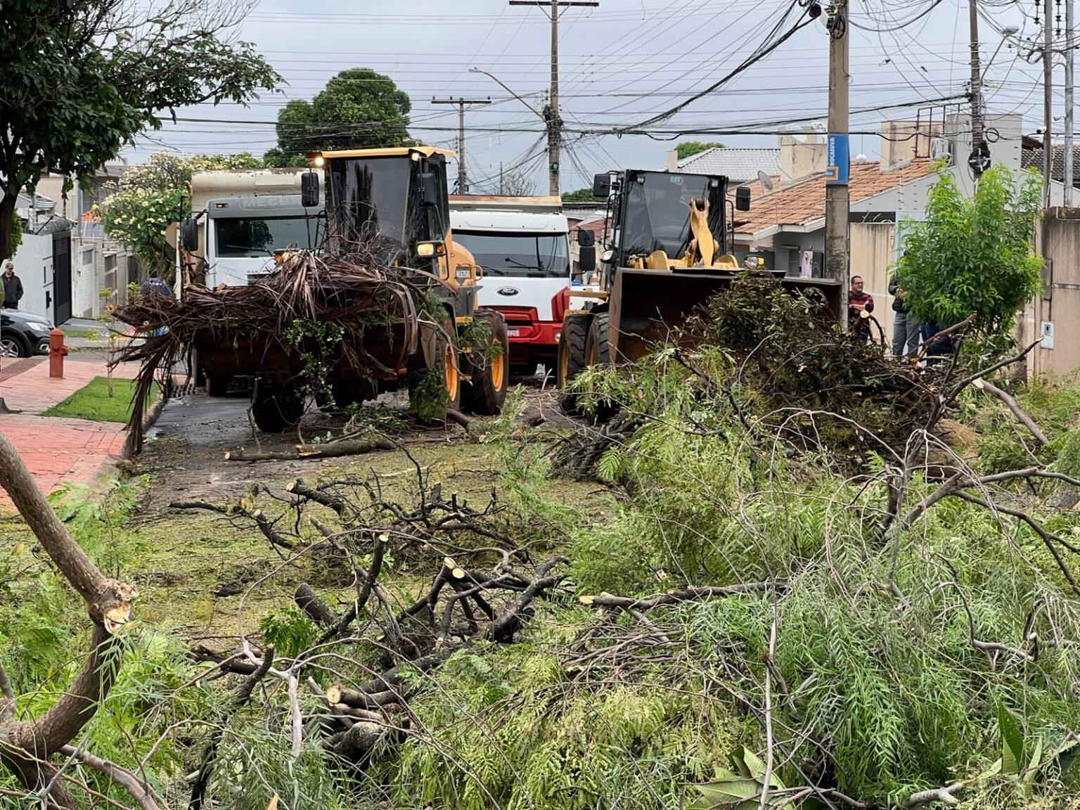 Prefeitura mantém força-tarefa para atender ocorrências após temporal.