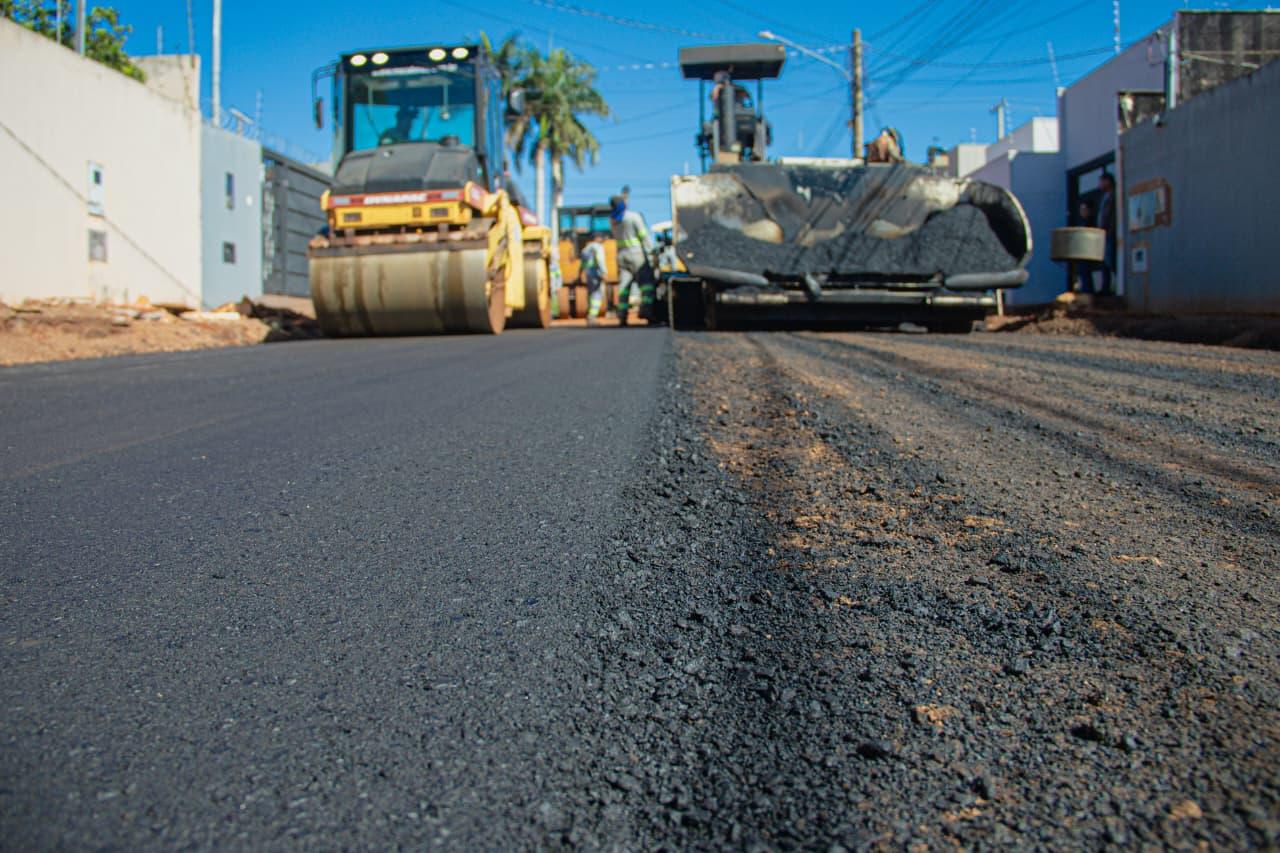 Prefeitura Municipal de Campo Grande assina obras de asfalto para cinco regiões.