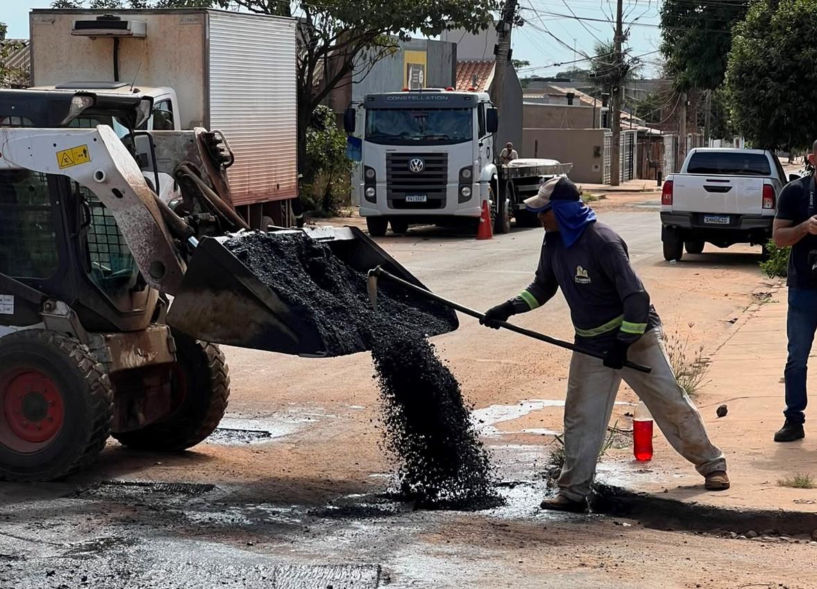 Prefeitura Municipal de Campo Grande assina ordem de serviço para 12 frentes de trabalho e acelera tapa-buraco nas sete regiões.