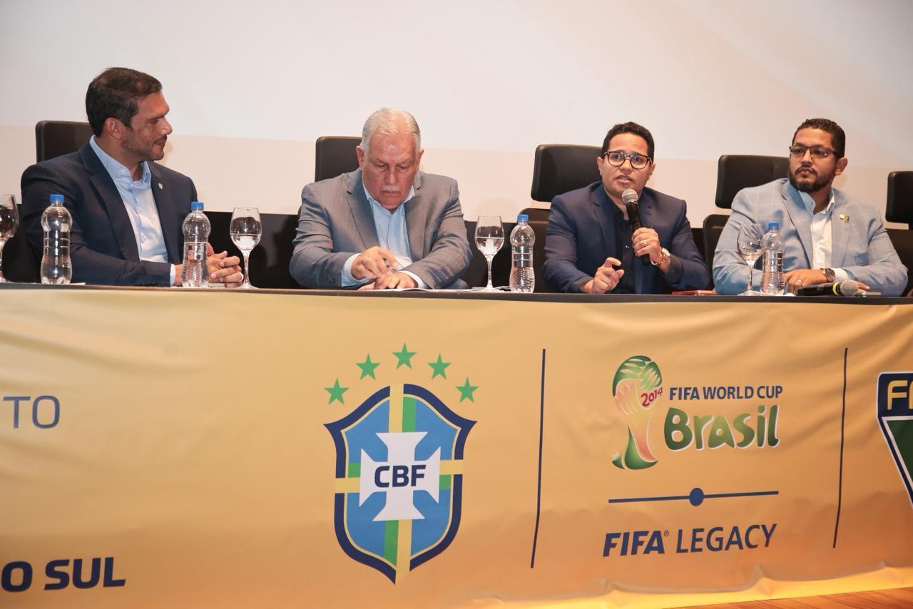Presidente da CBF é homenageado por vereadores em agenda de entregas para o futebol da Capital.
