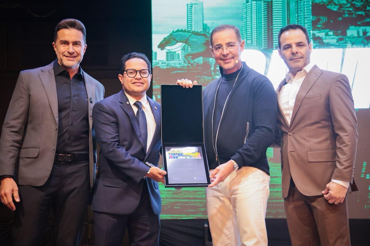 Presidente Papy homenageia fundador da maior escola de negócios do mundo com Título de Visitante Ilustre.