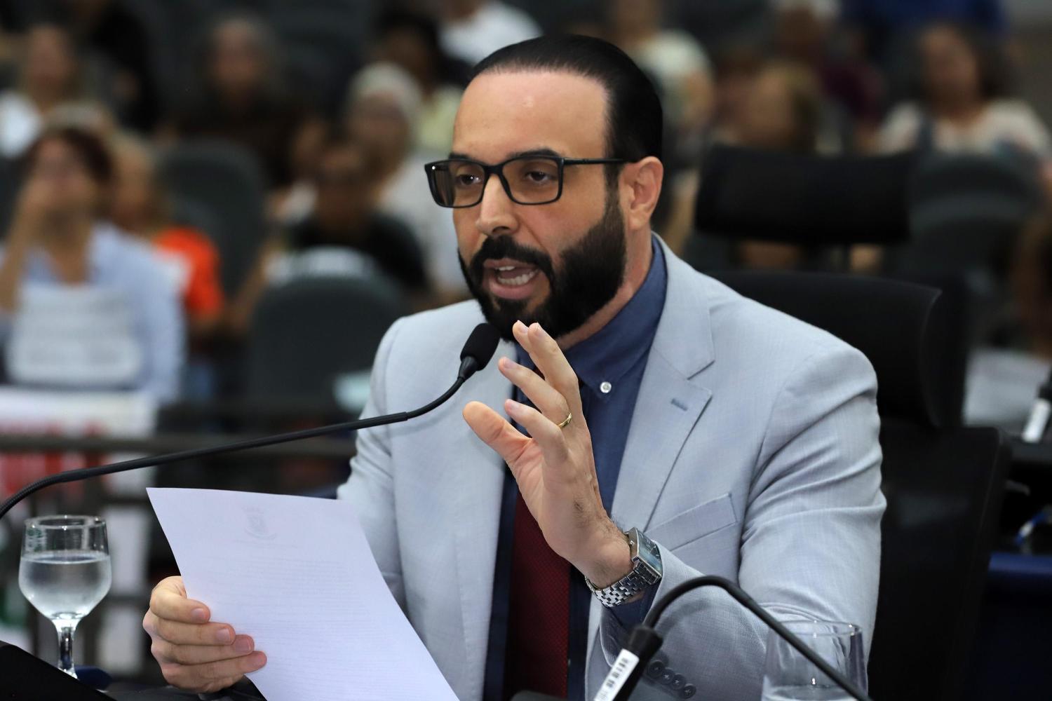 Projetos do Professor Juari propõem valorização de aposentados e especialistas em educação.