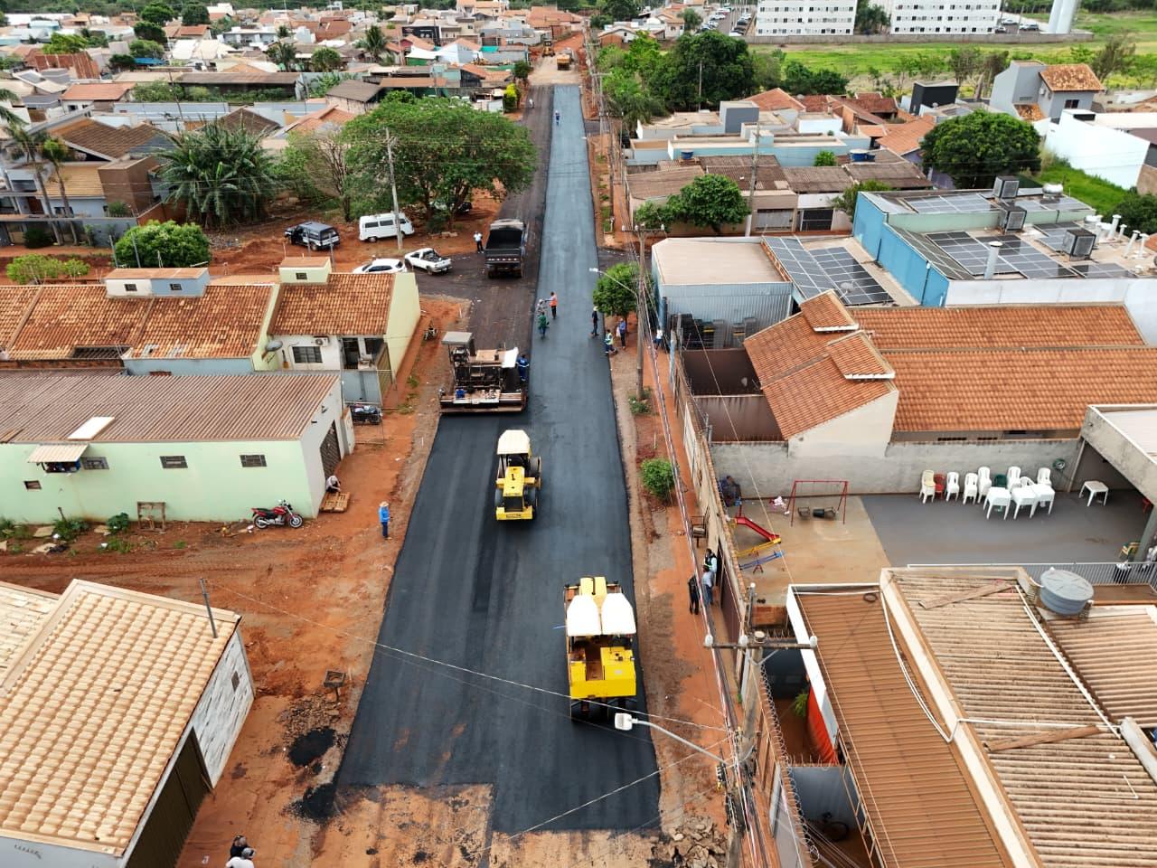 Sonho do asfalto se torna realidade para moradores do Jardim das Nações.