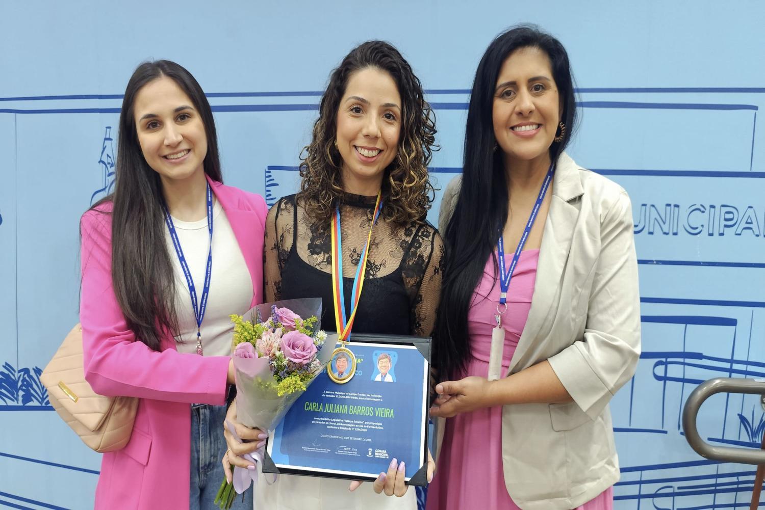 Vereador Clodoilson Pires homenageia farmacêutica por atuação na saúde pública de Campo Grande.
