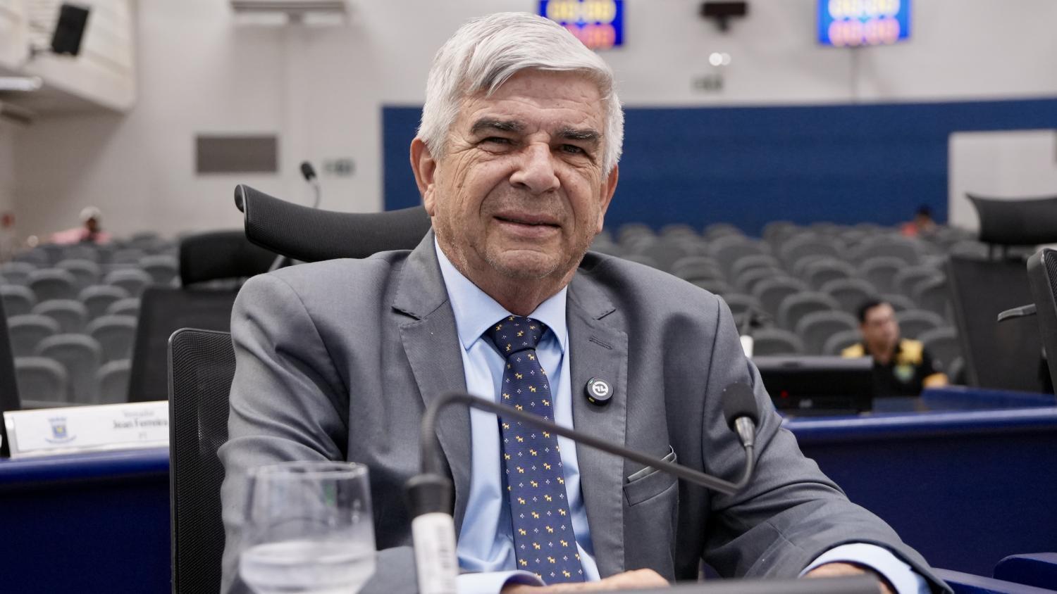 Vereador Veterinário Francisco homenageia garis e defende valorização da categoria em Campo Grande.