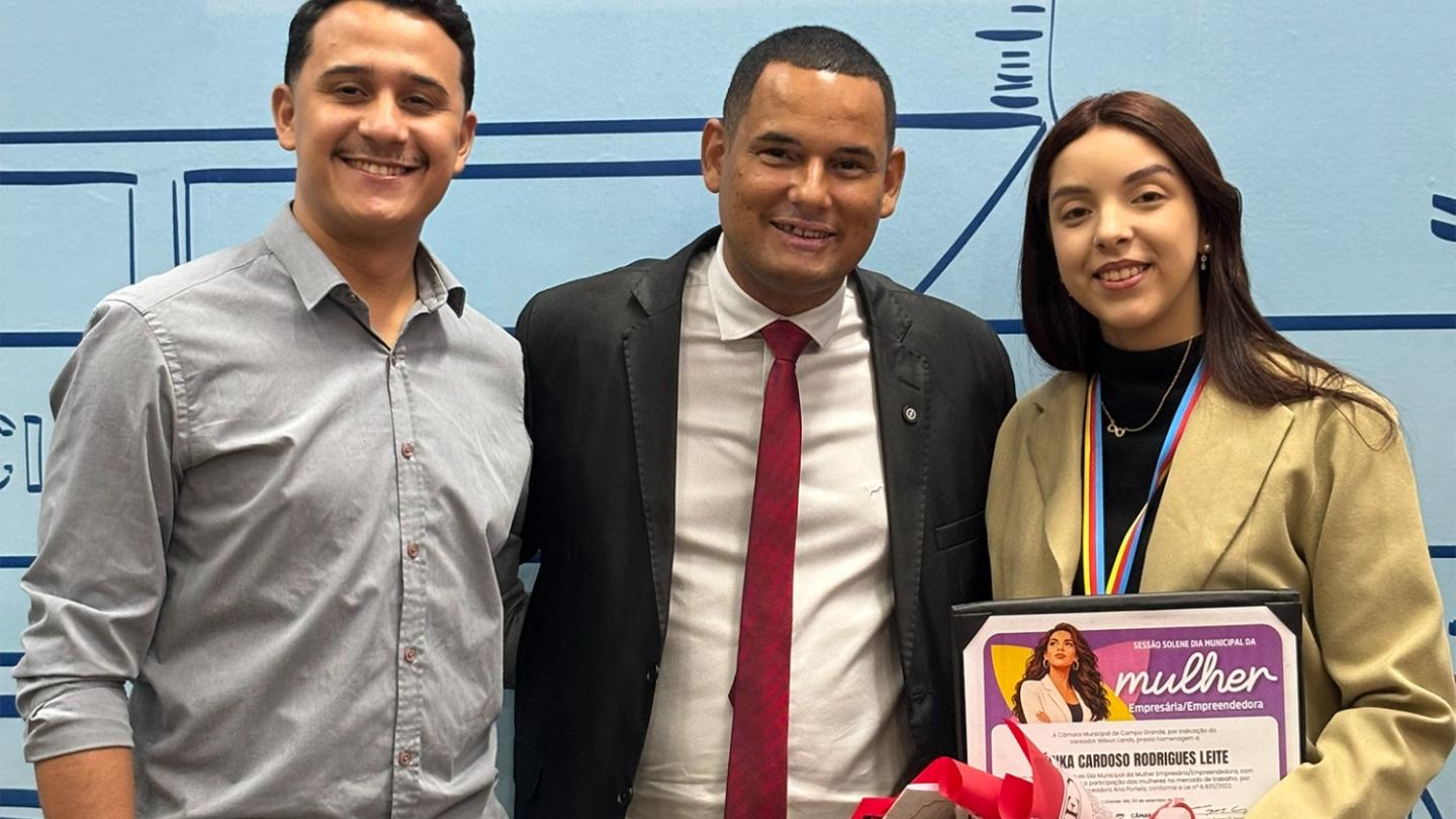 Vereador Wilson Lands prestigia homenagem a Érika Cardoso durante Sessão Solene da Mulher Empresária.