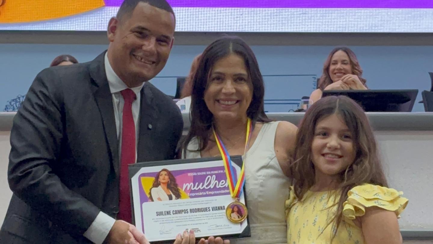 Vereador Wilson Lands prestigia homenagem a Suilene Campos por trajetória no empreendedorismo educacional.