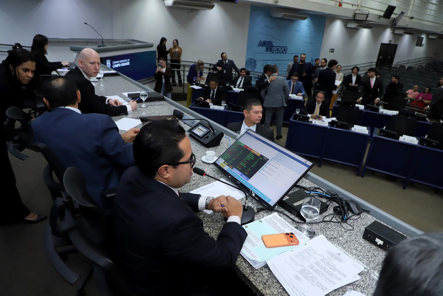 Vereadores votam projeto sobre acordo salarial de duas categorias e veto relacionado à evasão escolar.