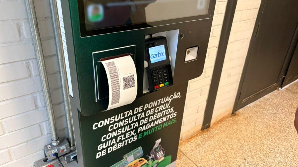 Moderno e digital: nova geração de totens do Detran-MS permite parcelar débitos e emitir guias. Moderno e digital: nova geração de totens do Detran-MS permite parcelar débitos e emitir guias.