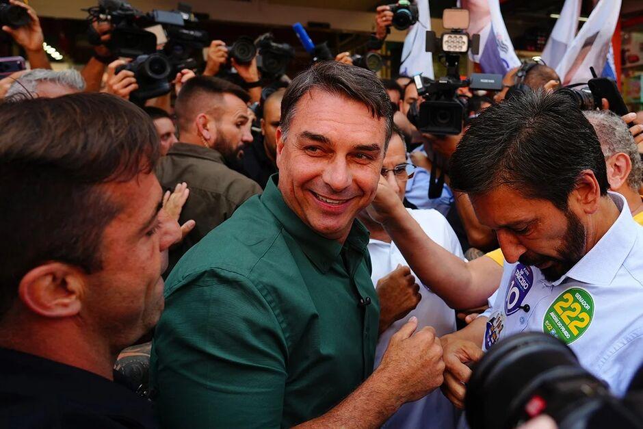 “Cúpula do Centrão aposta em vitória de Flávio e já articula apoio”.