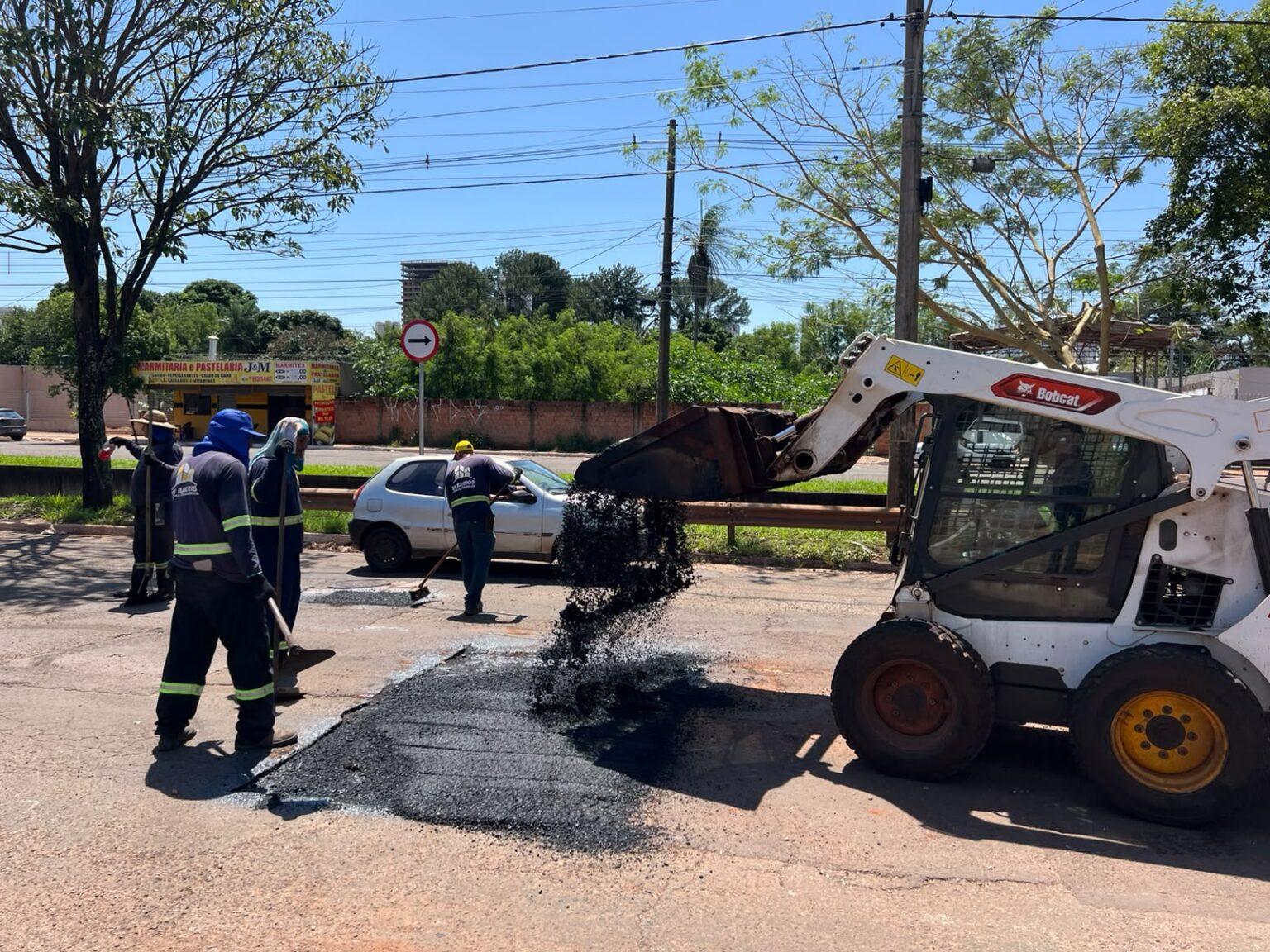 Doze frentes de tapa-buraco atuam em diferentes bairros da Capital.