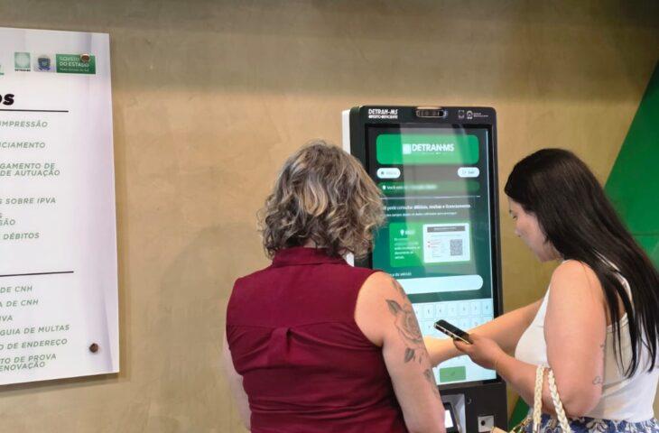 Moderno e digital: nova geração de totens do Detran-MS permite parcelar débitos e emitir guias.