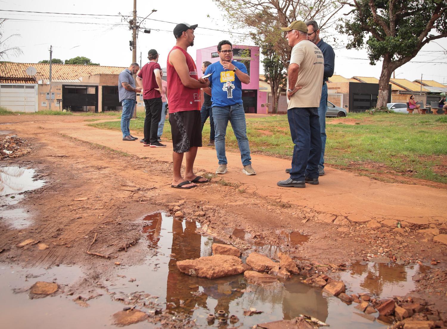 Pé no Bairro: Papy ouve moradores e cobra melhorias no entorno de praça esportiva do Itamaracá.