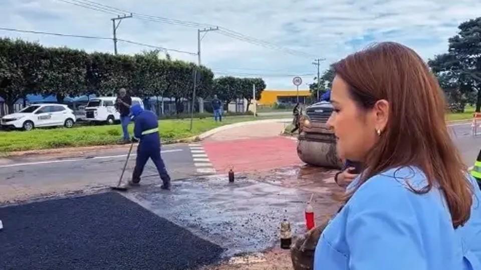 Prefeita Adriane Lopes acompanha avanço da operação tapa-buracos na Avenida Gury Marques.